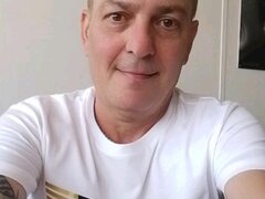 Un barbat italian amabil care cauta o relatie serioasa